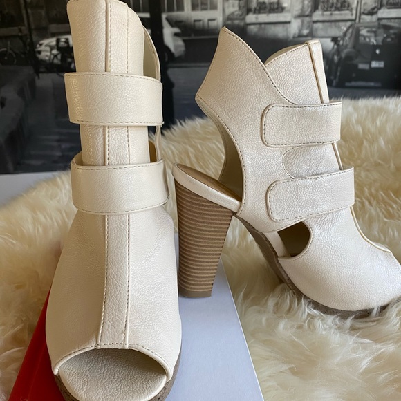 Wild Diva Lounge peep toe cream heels.3.75” US 7.5 - Picture 6 of 6